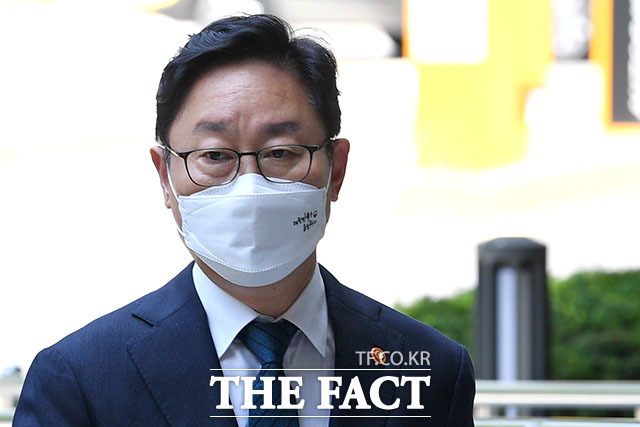 국회 패스트트랙 충돌 사건 재판 출석하는 박범계 법무부 장관.
