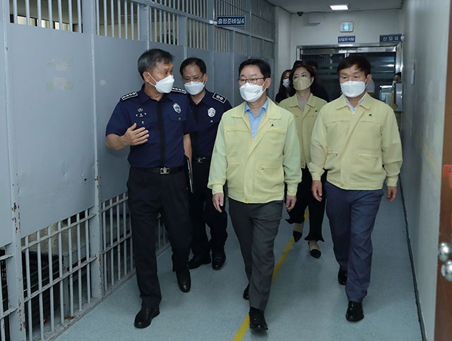 박범계 법무부 장관(가운데)은 22일 수원구치소를 방문해 코로나19 대응실태를 긴급 점검했다. /법무부 제공