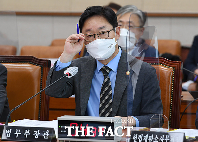 박범계 법무부 장관이 22일 오후 서울 여의도 국회에서 열린 법제사법위원회 전체회의에 출석해 의원들의 질의를 듣고 있다. /국회=이선화 기자