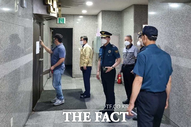 고양시는 방역수칙을 위반한 일반음식점 4개소를 21일 적발했다. 이들 중 3개업소는 음향기기를 설치 유흥시설 형태로 운영해 오다 이날 단속에 걸렸다./고양시 제공