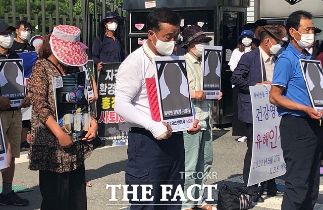 청주시 북이면 주민들과 암 사망자 유족, 미세먼지해결을위한충북시민대책위원회는 22일 오전 정부세종청사 앞에서 집회를 열고 암 사망자들을 기리는 묵념을 하고 있다. / 세종=전유진 기자