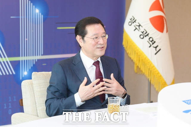 이용섭 광주광역시장이 올 상반기 광역시장 직무수행 평가에서 타 광역단체를 제치고 1위를 차지했다. 특히 전 연령층에서 일 잘한다는 평가가 50%를 넘어서 눈에 띈다./더팩트 DB