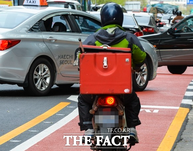 한국교통안전공단 충북본부가 지난 19일부터 이틀간 청주 시내 3개 교차로에서 이륜차 운행실태 조사를 벌인 결과 42.04%가 교통법규를 위반한 것으로 나타났다. 사진은 기사 내용과 무관함. / 더팩트DB