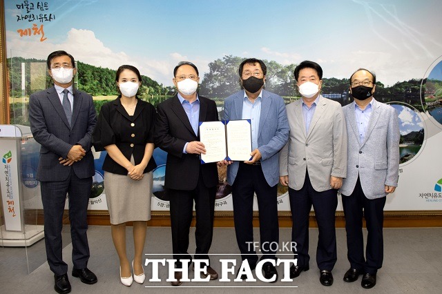 제천시와 ㈜아이에스케미칼이 22일 제3산업단지 공장신설 투자협약을 한 뒤 기념촬영을 하고 있다. / 제천시 제공
