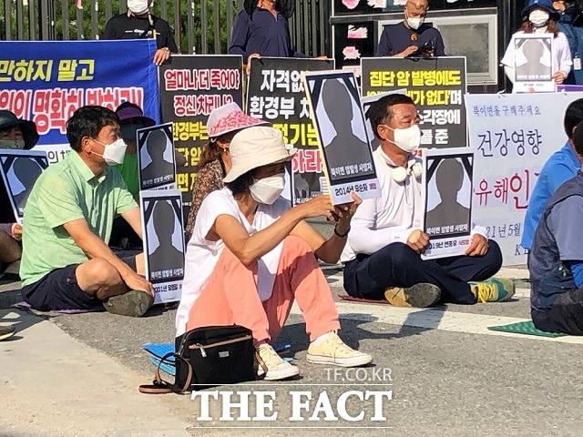 청주시 북이면 주민들과 암 사망자 유족, 미세먼지해결을위한충북시민대책위원회는 22일 오전 정부세종청사 앞에서 집회를 열고 환경부가 발표한 주민건강영향조사가 주민들과 합의가 이뤄지지 않은 사항이라며 환경부의 책임있는 재조사를 촉구하고 있다. / 세종=전유진 기자