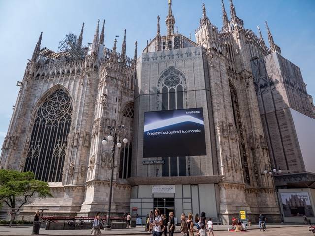 이탈리아 밀라노 두오모 광장에서 갤럭시 언팩 옥외광고가 이뤄지고 있다. /삼성전자 제공