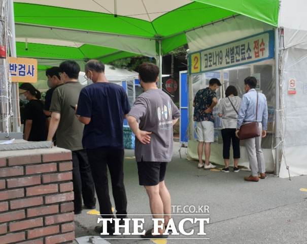 대전 서구보건소 선별검사소에서 검사를 기다리는 시민들 / 대전 최영규 기자