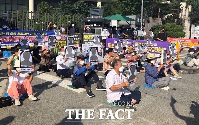 청주시 북이면 주민들과 암 사망자 유족, 미세먼지해결을위한충북시민대책위원회는 22일 오전 정부세종청사 앞에서 집회를 열고 환경부가 발표한 주민건강영향조사가 주민들과 합의가 이뤄지지 않은 사항이라며 환경부의 책임있는 재조사를 촉구하고 있다. / 세종=전유진 기자