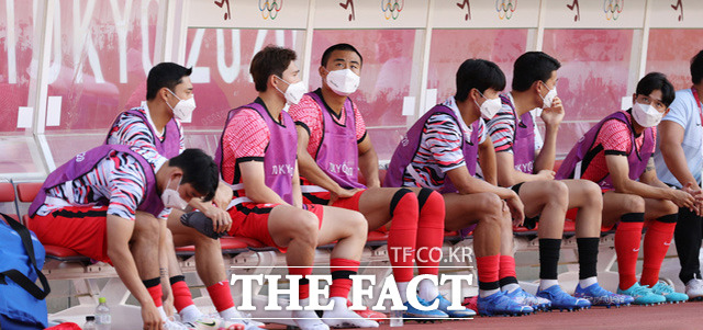 대한민국 올림픽 축구대표팀 선수들이 초조하게 득점을 기다리고 있다./가시마=뉴시스