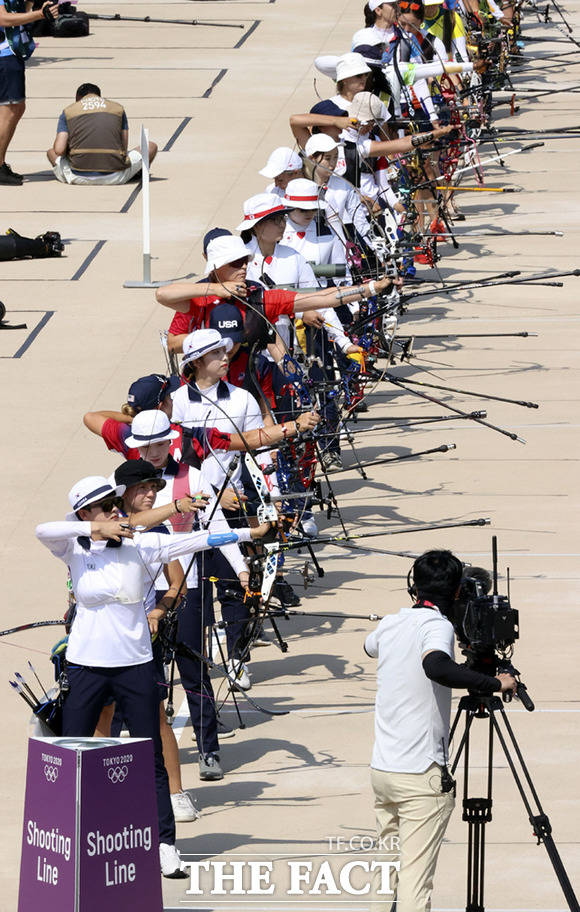 도쿄올림픽 여자 개인전 랭킹라운드에서 대한민국 양궁 국가대표 안산, 강채영, 장민희를 비롯한 참가 선수들이 경쟁을 하고 있다. /도쿄=뉴시스