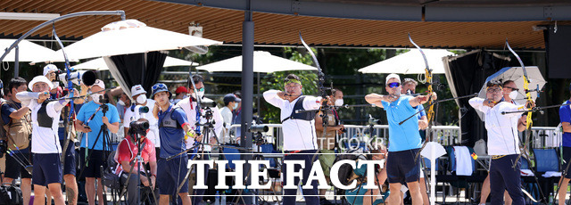 김제덕(왼쪽), 오진혁(가운데), 김우진(오른쪽)이 도쿄 유메노시마 공원 양궁장에서 열린 남자 개인 랭킹 라운드에서 활시위를 당기고 있다. /도쿄=뉴시스