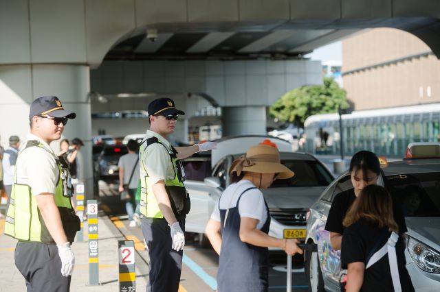 제주특별자치도 자치경찰단은 여름 관광 성수기를 맞아 제주국제공항 내 무질서 행위에 대해 특별단속을 실시한다고 23일 밝혔다. / 자치경찰단 제공