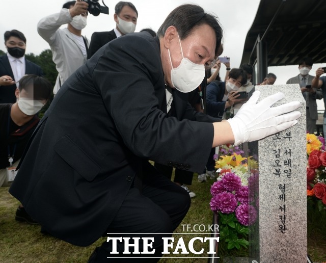 윤석열 전 검찰총장이 지난 6일 오전 국립대전현충원 천안함 46용사 묘역을 참배한 뒤 전사자의 묘비를 어루만지고 있는 모습. /남용희 기자