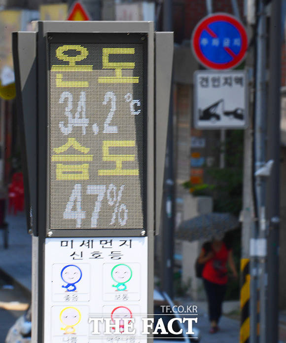 전국 대부분 지역에 폭염특보가 발효된 23일 오후 서울 은평구 불광천에 설치된 온도계가 34도를 가리키고 있다. /이동률 기자
