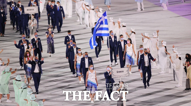 23일 일본 도쿄 올림픽스타디움에서 열린 2020 도쿄올림픽 개막식에서 올림픽 발상지인 그리스의 선수단이 첫번째로 입장하고 있다. /도쿄=신화.뉴시스
