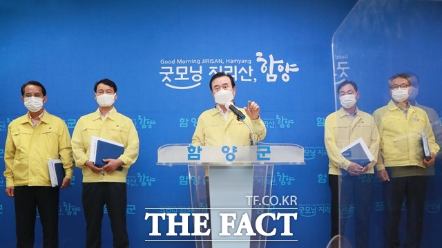 서춘수 함양군수가 코로나19관련 브리핑을 하고 있다./함양군 제공