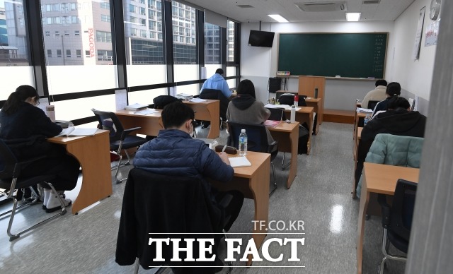 23일 서울시에 따르면 서울 지역 학원 종사자의 신종 코로나바이러스 감염증(코로나19) PCR 선제검사율이 5% 수준에 불과한 것으로 나타났다. 사진은 서울시 소재 한 학원에서 수험생들이 거리두기를 하며 자습을 하고 있는 모습. /이새롬 기자