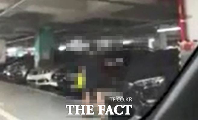 부산 강서경찰서는 아파트 지하주차장에서 차량 수십여대에 오물을 뿌린 혐의로 50대 여성 A씨를 불구속 입건했다고 23일 밝혔다. /부산경찰청 제공.
