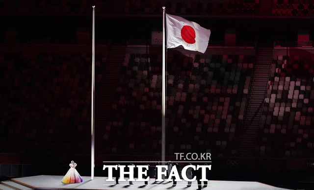 개최국인 일본의 국기가 게양되는 가운데, 텅빈 관중석의 모습이 보이고 있다. /도쿄=AP.뉴시스