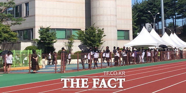 폭염 경보가 발효된 지난 21일 오전 충북 청주시 서원보건소 앞 선별진료소에서 시민들이 검사를 받기위해 대기하고 있다. / 청주=전유진 기자