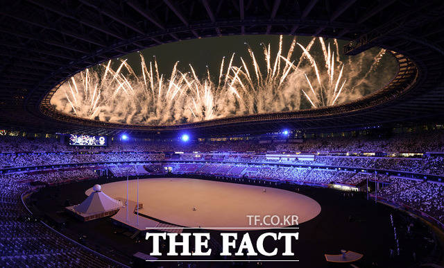 23일 일본 도쿄 올림픽 스타디움에서 2020년 하계 올림픽 개막식이 열린 가운데, 화려한 불꽃이 경기장을 수놓고 있다. /도쿄=AP.뉴시스