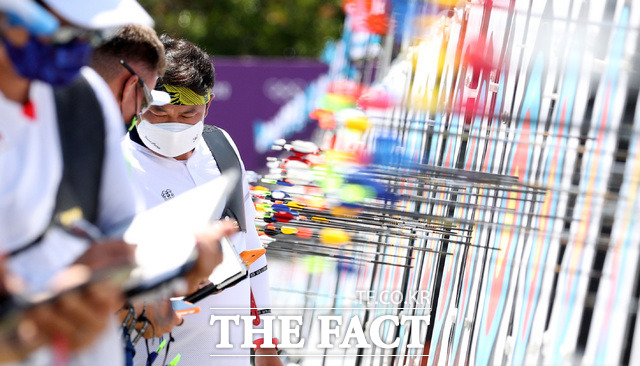 점수 확인하는 오진혁. 남자 양궁 대표 맏형 오진혁은 3위를 차지했다. /도쿄=뉴시스