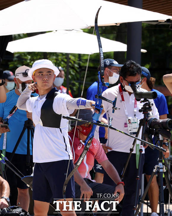 양궁 국가대표 김제덕이 23일 오후 일본 도쿄 유메노시마 공원 양궁장에서 열린 남자 개인 랭킹 라운드에서 활시위를 당기고 있다. /도쿄=뉴시스