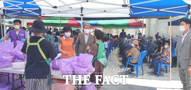(사)참좋은사람들 사랑나눔공동체(대표 유영준, 이하 사랑나눔공동체)가 삼계탕 250마리를 준비하여 무료 나눔 봉사활동을 펼쳤다.