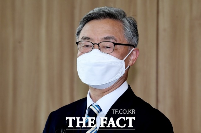 국민의힘 대권 주자인 최재형 전 감사원장이 23일 여권 유력 대선 주자인 이재명 경기도지사의 기본소득 정책에 대해 전 국민 외식수당이라고 부르는 것이 낫겠다고 비판했다. /이선화 기자