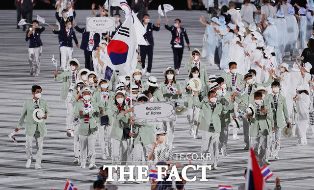 23일 오후 일본 도쿄 올림픽스타디움에서 열린 2020 도쿄올림픽 개막식에서 대한민국 선수들이 입장하고 있다. /도쿄=뉴시스