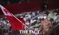  리우-평창 이어 도쿄올림픽 기수로 나선 통가 근육맨 [TF사진관]
