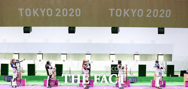 도쿄올림픽 여자 10m 공기소총 결선에 출전한 권은지(왼쪽 두 번째)와 박희문(오른쪽)