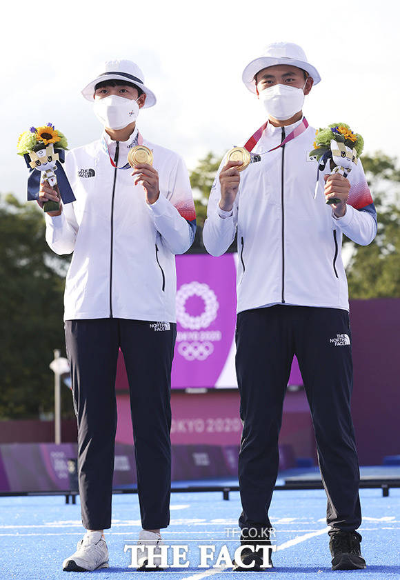 빛나는 도쿄올림픽 첫 금메달.