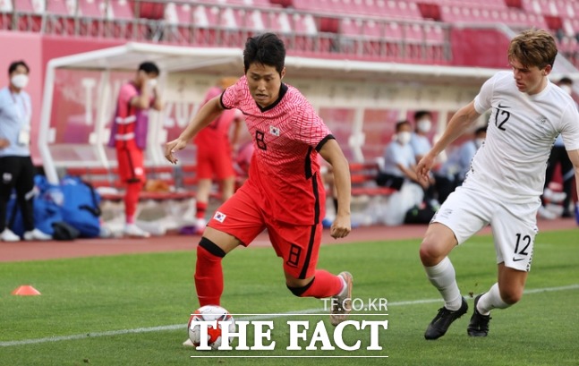 한국올림픽축구대표팀의 막내형 이강인은 25일 일본 이바라키현 가시마 스타디움에서 열린 2020도쿄올림픽 B조 2차전에서 2골을 기록하며 골가뭄 해소에 앞장섰다./가시마=뉴시스