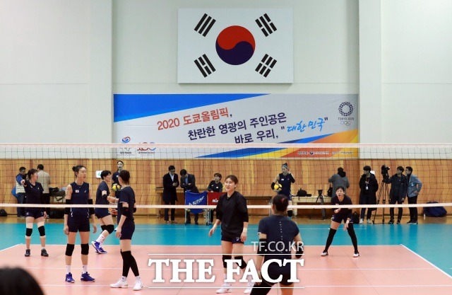 한국 여자배구 대표팀이 2020 도쿄올림픽 배구 예선전을 위해 훈련에 한창인 모습. 이들은 25일 도쿄 아리아케 아레나에서 열린 1차전 경기에서 세계2위 브라질을 만나 셧아웃 패했다. /뉴시스