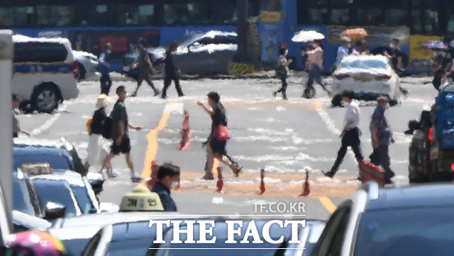 전국 대부분 지역에 폭염특보가 발효된 26일 오후 서울 중구 서울시청 인근 도로에 고열로 인한 아지랑이가 피어오르고 있다. / 임세준 기자