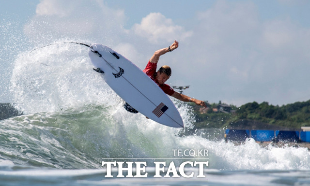 2020 도쿄 올림픽 남자 서핑 1라운드 경기, 미국 콜로헤 안디노가 파도를 타고 있다./ 지바=AP.뉴시스