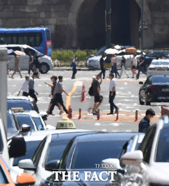 전국 대부분 지역에 폭염특보가 발효된 26일 오후 서울 중구 서울시청 인근 도로에 고열로 인한 아지랑이가 피어오르고 있다. /임세준 기자