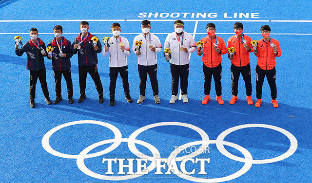 일본, 대만 선수들과 함께 포즈 취하는 한국 대표팀(가운데) / 도쿄=뉴시스