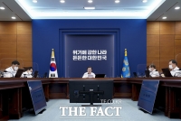  文정권, 'K-방역' 자신감의 그림자