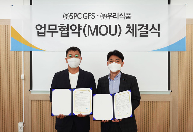 지난 26일 인천광역시 서구 우리식품 본사에서 진행된 SPC GFS-우리식품 소스 개발 업무 협약식에서 윤종학 SPC GFS 전무(오른쪽)와 허성용 우리식품 대표가 기념 촬영을 하고 있다. /SPC GFS 제공