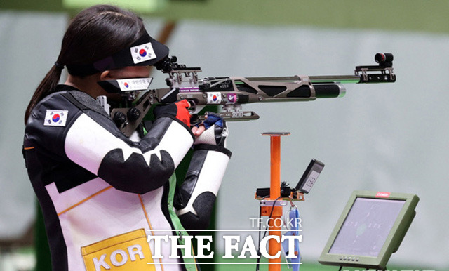 사격 국가대표 남태윤(23·보은군청)-권은지(19·울진군청)가 27일 열린 2020 도쿄 올림픽 10ｍ 공기소총 혼성 단체전에서 4위를 기록했다. /뉴시스