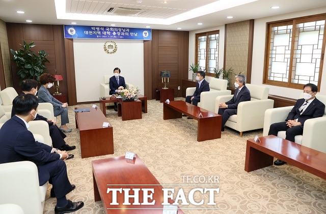 박병석 국회의장이 대전 지역 총장들과 차담회를 진행하고 있다. / 의장실 제공.