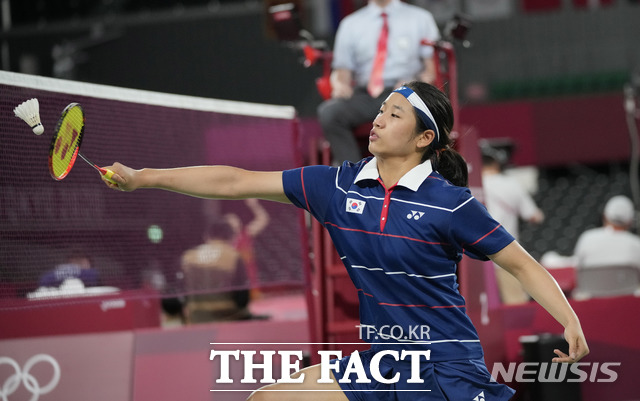 배드민턴 유망주 안세영이 자신의 첫 올림픽에서 2연승을 달리며 조 1위로 16강 토너먼트에 올랐다. /AP·뉴시스