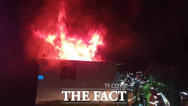 26일 오후 8시 56분께 충남 아산의 단독주택에서 화재가 발생해 70대 거주자가 숨졌다. / 아산소방서 제공