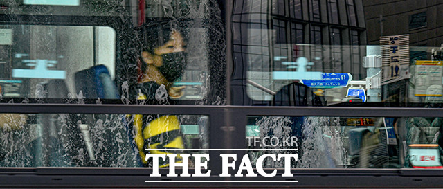 전국적으로 폭염경보가 발효된 27일 오후 서울 중구 일대에서 버스에 탑승한 시민이 창문 너머로 보이는 분수대의 시원한 물줄기를 바라보고 있다. /윤웅 기자