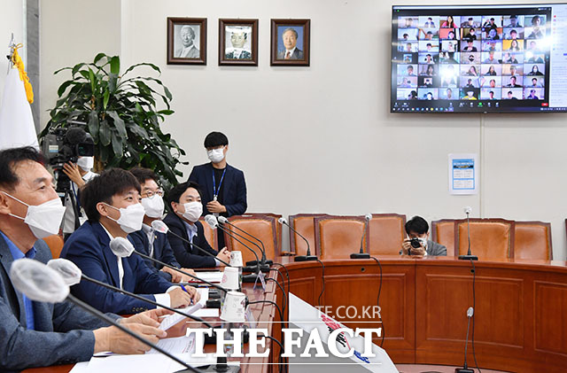 이준석 국민의힘 대표가 28일 오전 서울 여의도 국회에서 열린 이준석과 유학생이 함께하는 이유있는 이야기 간담회에 참석해 모두발언을 하고 있다. /국회=남윤호 기자