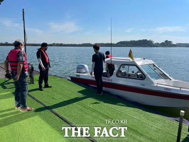 조종면허 대행기관인 전북 김제조종면허시험장에서 한 응시생이 시험을 치르고 있다. /군산해경 제공