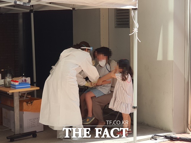 임시 선별검사소가 설치된 대전 서구 도안초등학교에서 의료진이 검체를 채취하고 있다. / 대전 = 김성서 기자