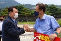  '청와대 앞 드루킹 1인 시위' 정진석 격려하는 윤석열 [TF사진관]